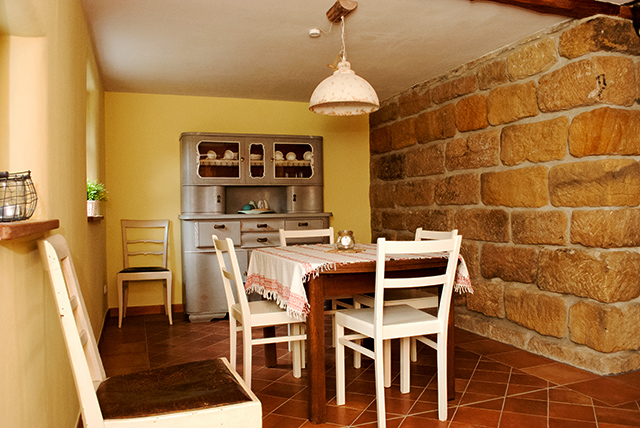Essbereich mit rustikaler Küche