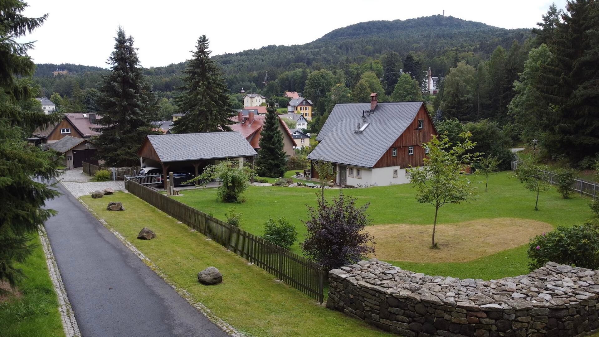 Ferienhaus mit Carport und Blick zum Hochwald